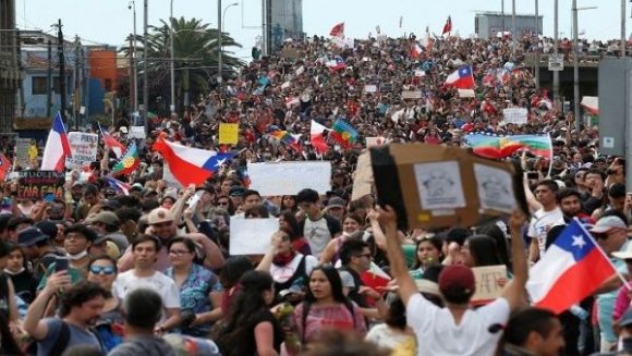 chile-valparaiso-marcha-compressor.jpg_1718483347-580x327