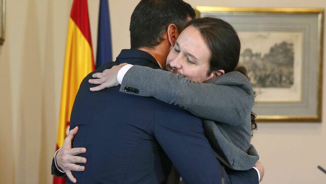 Pedro Sánchez y Pablo Iglesias se funden en un abrazo, por EFE