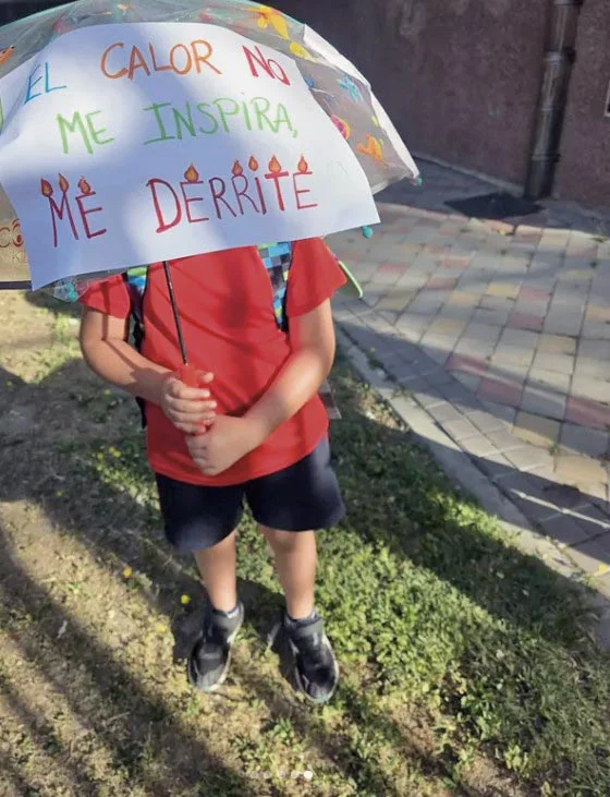 Nino-con-paraguas-reivindicativo-contra-el-calor-en-las-aulas