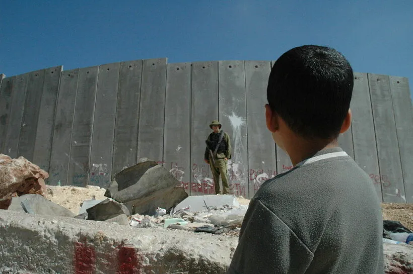 1024px-Boy_and_soldier_in_front_of_Israeli_wall-820x545