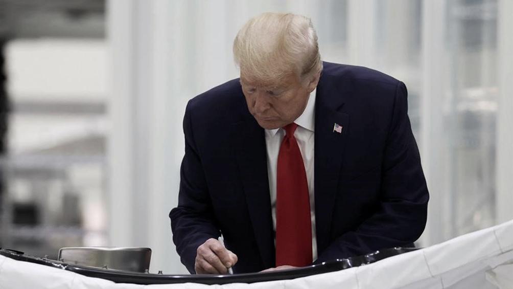 trump firmando